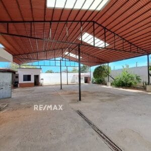 Galpón con Apartamento, Sector los Robles, Maneiro.