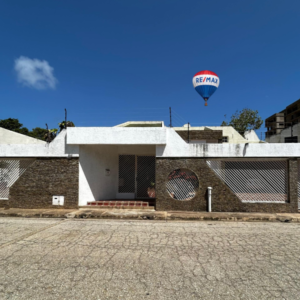 Casa En Urbanización Costa Azul, Amplia Y Reconfortante, Con Zonas Amplias Y Con Piscinas