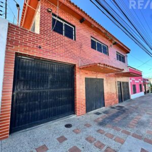 Casa con Apartamentos y Local, En Venta, En Avenida Principal Los Robles, Nueva Esparta, Isla de Margarita, 500 mt2, 6 Habitaciones y 5 Baños