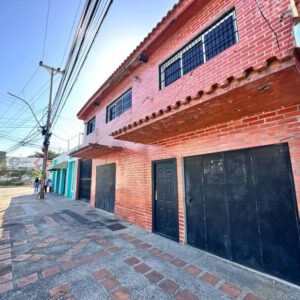 Apartamentos con Casa Y Local, En Venta, En La Avenida Principal de Los Robles, Nueva Esparta, Isla de Margarita, 500 mt2, 6 Habitaciones y 5 Baños