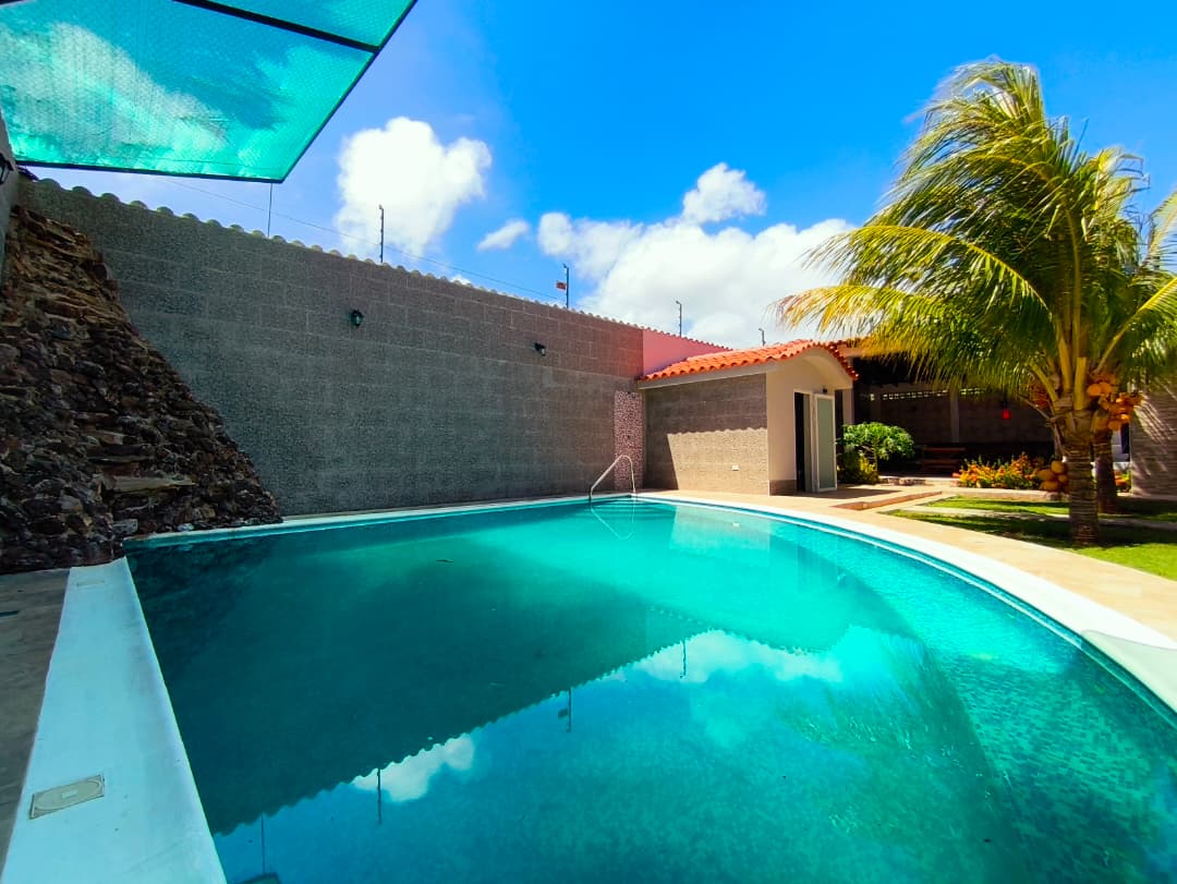 CASA EQUIPADA CON PISCINA, SAUNA Y CANEY TECHADO, EN VENTA, EN URB. PALO SANO, NUEVA ESPARTA, ISLA DE MARGARITA, 934,50 MT2, 5 Habitaciones y 8 Baños - Imagen 4
