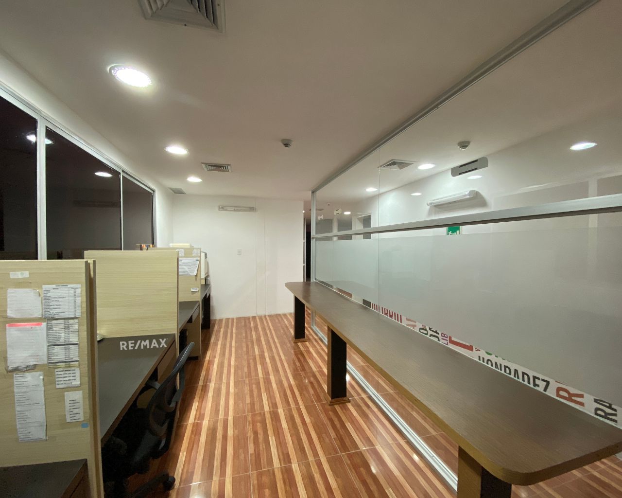 Oficina De Lujo De 411 M², En Alquiler, Primera Planta Operativa Con Oficinas Privadas Y Sala De Juntas + Nivel Sup, En Calle Marcano, Porlamar, Nueva Esparta, Isla de Margarita, 823 MT2, 5 Oficinas y 4 Baños - Imagen 11
