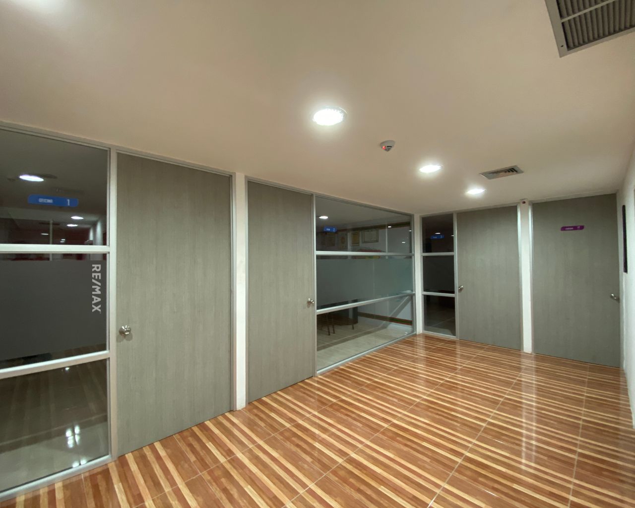 Oficina De Lujo De 411 M², En Alquiler, Primera Planta Operativa Con Oficinas Privadas Y Sala De Juntas + Nivel Sup, En Calle Marcano, Porlamar, Nueva Esparta, Isla de Margarita, 823 MT2, 5 Oficinas y 4 Baños - Imagen 12