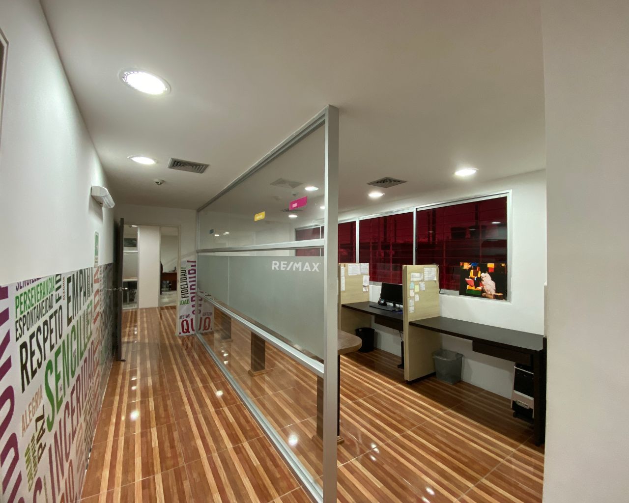 Oficina De Lujo De 411 M², En Alquiler, Primera Planta Operativa Con Oficinas Privadas Y Sala De Juntas + Nivel Sup, En Calle Marcano, Porlamar, Nueva Esparta, Isla de Margarita, 823 MT2, 5 Oficinas y 4 Baños - Imagen 18
