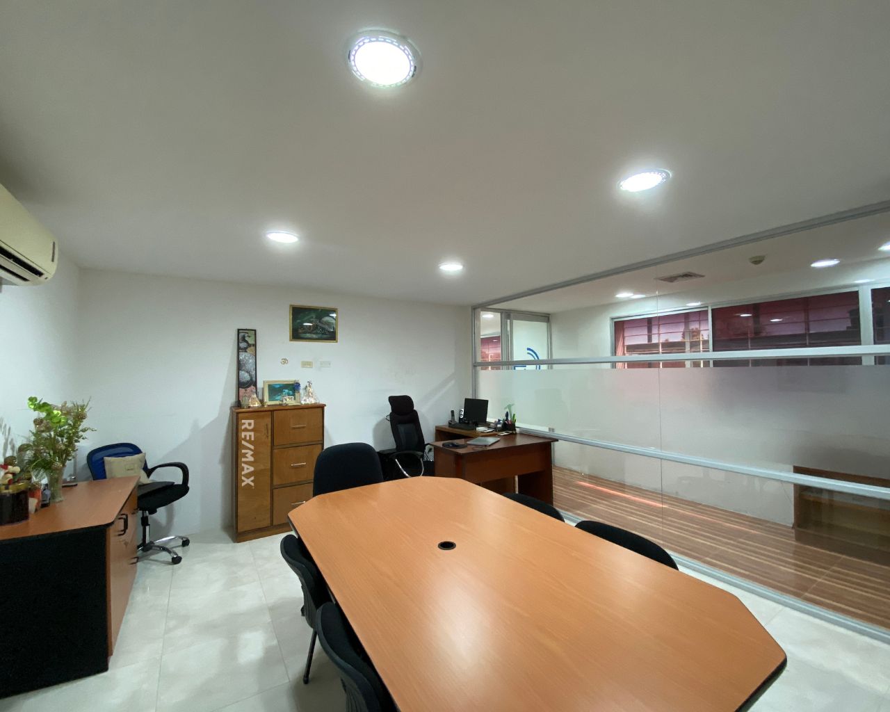 Oficina De Lujo De 411 M², En Alquiler, Primera Planta Operativa Con Oficinas Privadas Y Sala De Juntas + Nivel Sup, En Calle Marcano, Porlamar, Nueva Esparta, Isla de Margarita, 823 MT2, 5 Oficinas y 4 Baños - Imagen 20