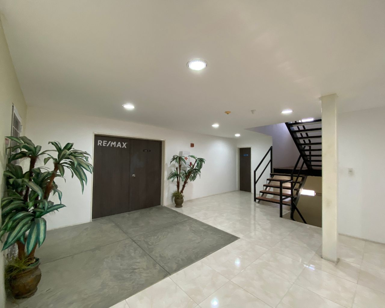 Oficina De Lujo De 411 M², En Alquiler, Primera Planta Operativa Con Oficinas Privadas Y Sala De Juntas + Nivel Sup, En Calle Marcano, Porlamar, Nueva Esparta, Isla de Margarita, 823 MT2, 5 Oficinas y 4 Baños - Imagen 6