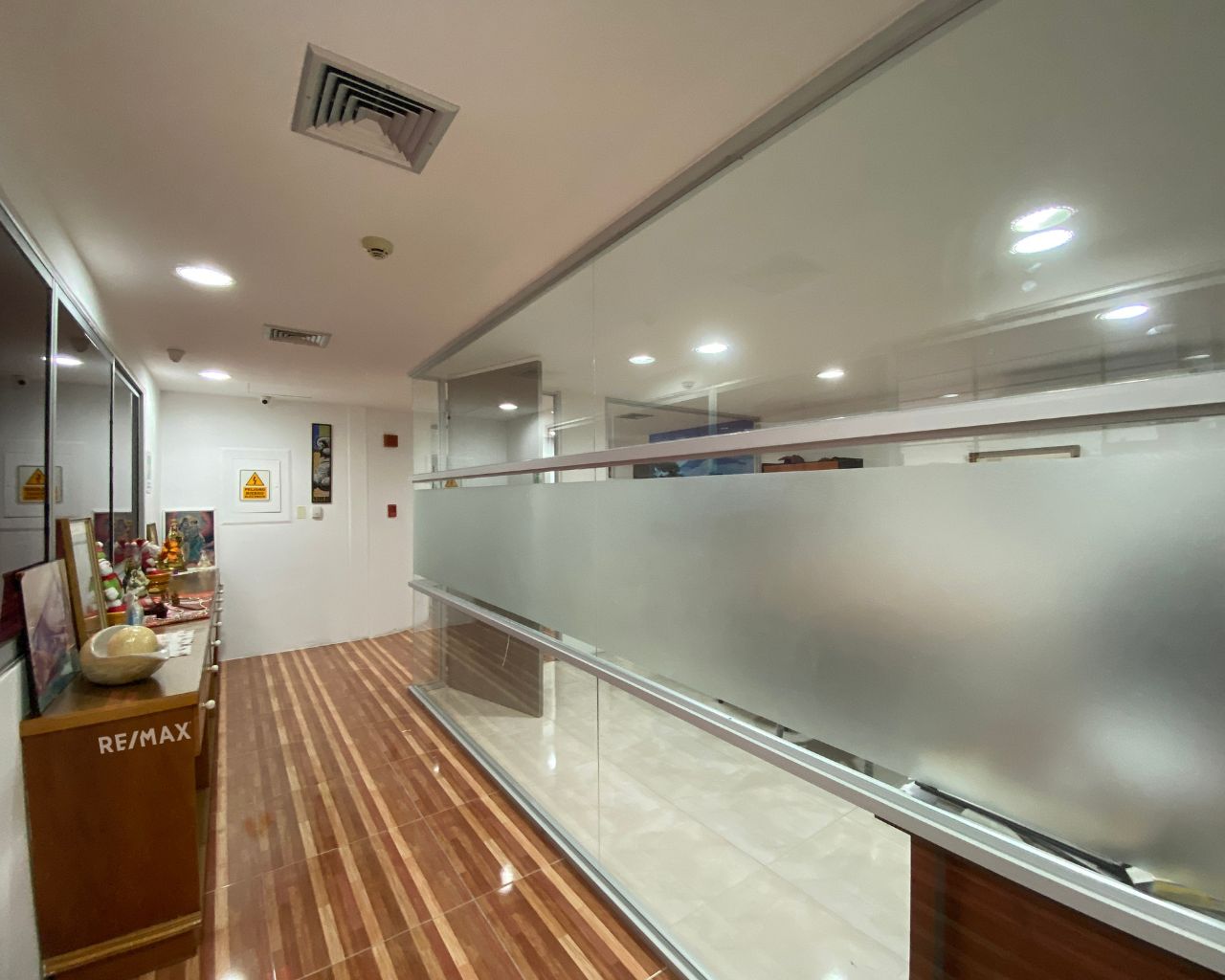 Oficina De Lujo De 411 M², En Alquiler, Primera Planta Operativa Con Oficinas Privadas Y Sala De Juntas + Nivel Sup, En Calle Marcano, Porlamar, Nueva Esparta, Isla de Margarita, 823 MT2, 5 Oficinas y 4 Baños - Imagen 7