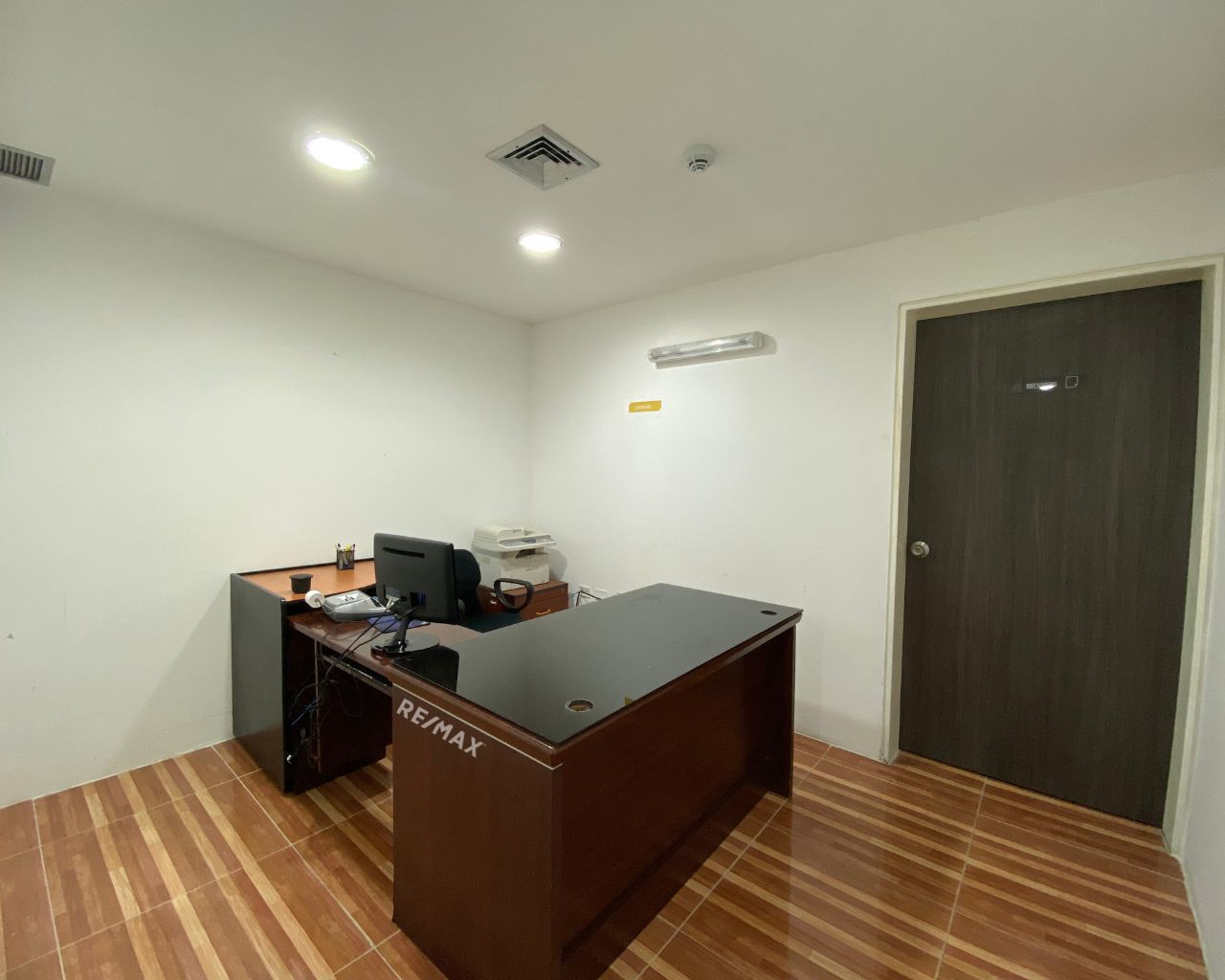 Oficina De Lujo De 411 M², En Alquiler, Primera Planta Operativa Con Oficinas Privadas Y Sala De Juntas + Nivel Sup, En Calle Marcano, Porlamar, Nueva Esparta, Isla de Margarita, 823 MT2, 5 Oficinas y 4 Baños - Imagen 9