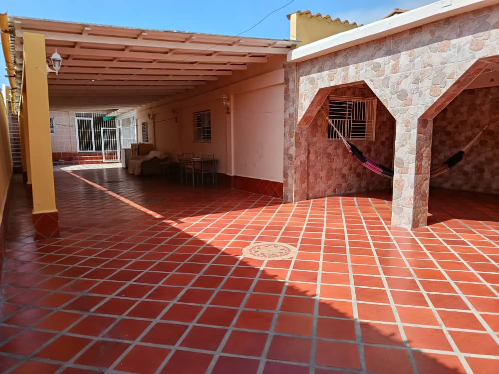 Casa + 3 Apartamentos, En Venta, En Avenida Terranova, Calle San Francisco, Nueva Esparta, Isla de Margarita, 555 Mt2, 13 Hab y 10 Baños