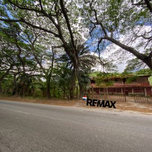 Local con 2 Apartamentos y Terreno, En Venta, Avenida 31 de Julio, Nueva Esparta, Isla de Margarita, 2.128 MT2, 6 Hab y 6 Baños