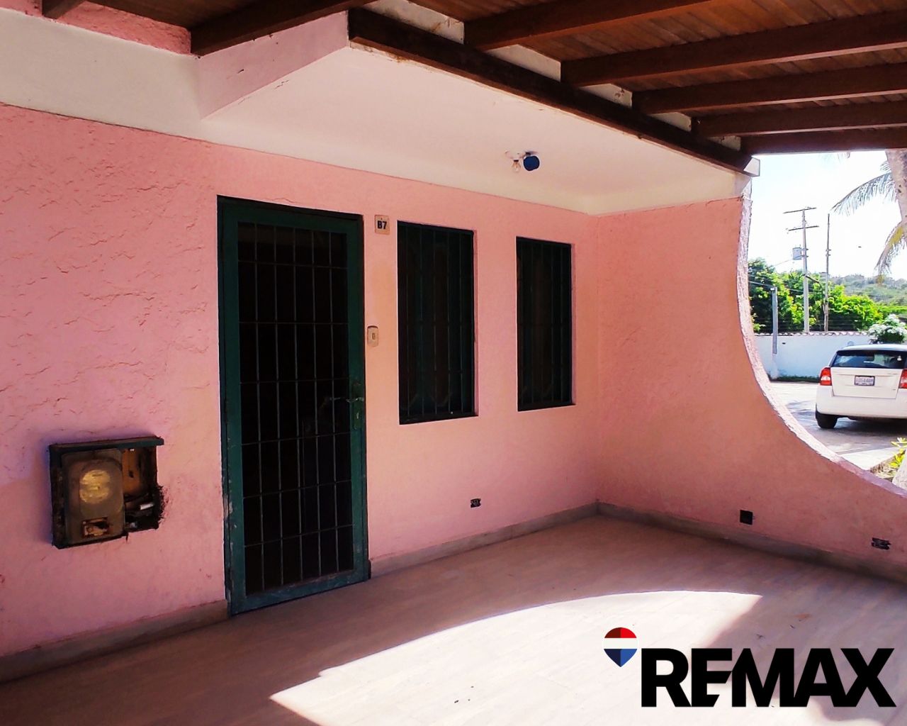 Remax2mil Vende Town House. En Resd Playa Cardon. Municipio ANTOLIN DEL CAMPO, Isla De Margarita, Estado Nueva Esparta - Imagen 2