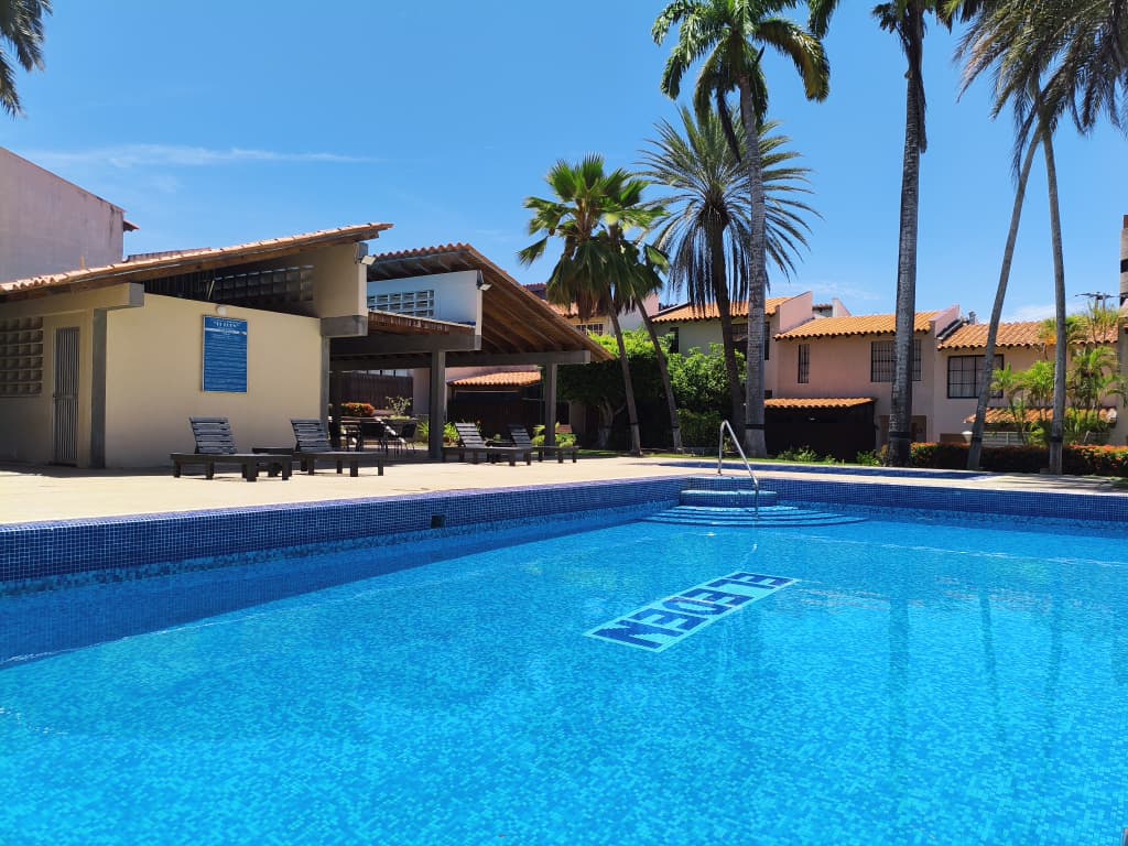 Remax2mil Vende Town House En Pampatar, Resd El Eden/ Paraiso Ll. Municipio Maneiro, Isla De Margarita, Estado Nueva Esparta